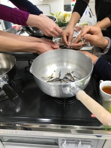 tatking out niboshi head